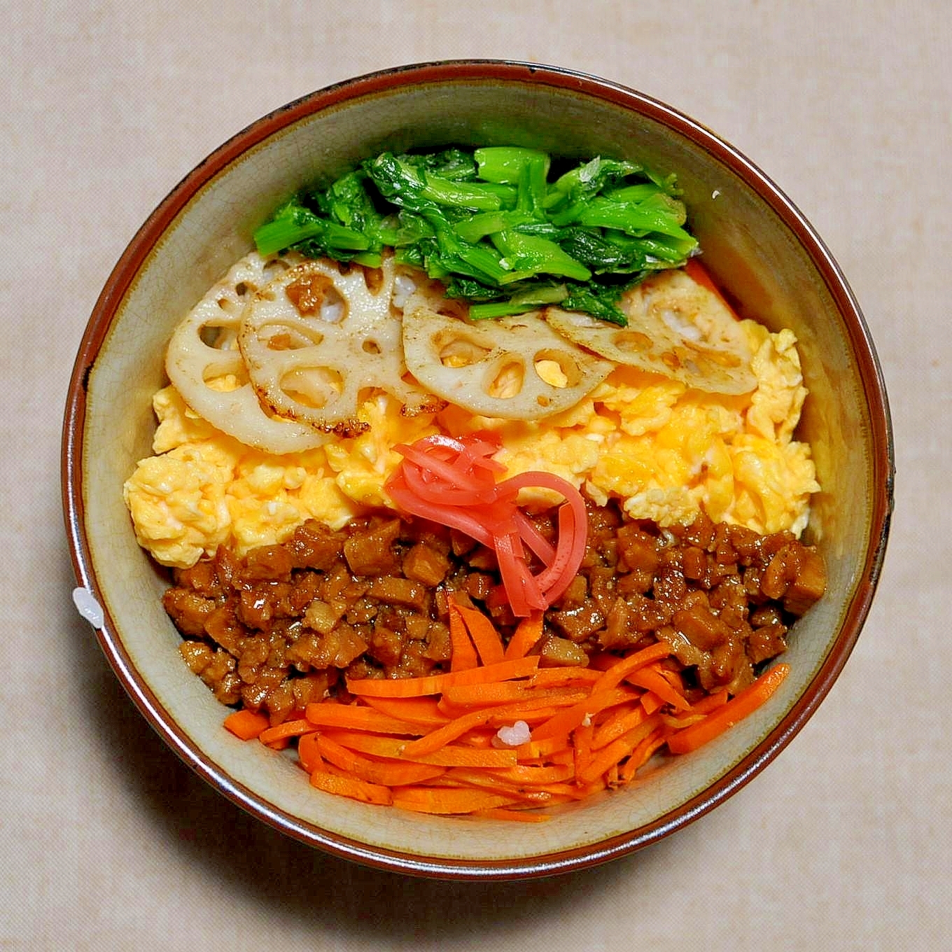 レトルトチキンハンバーグで作る簡単そぼろ丼