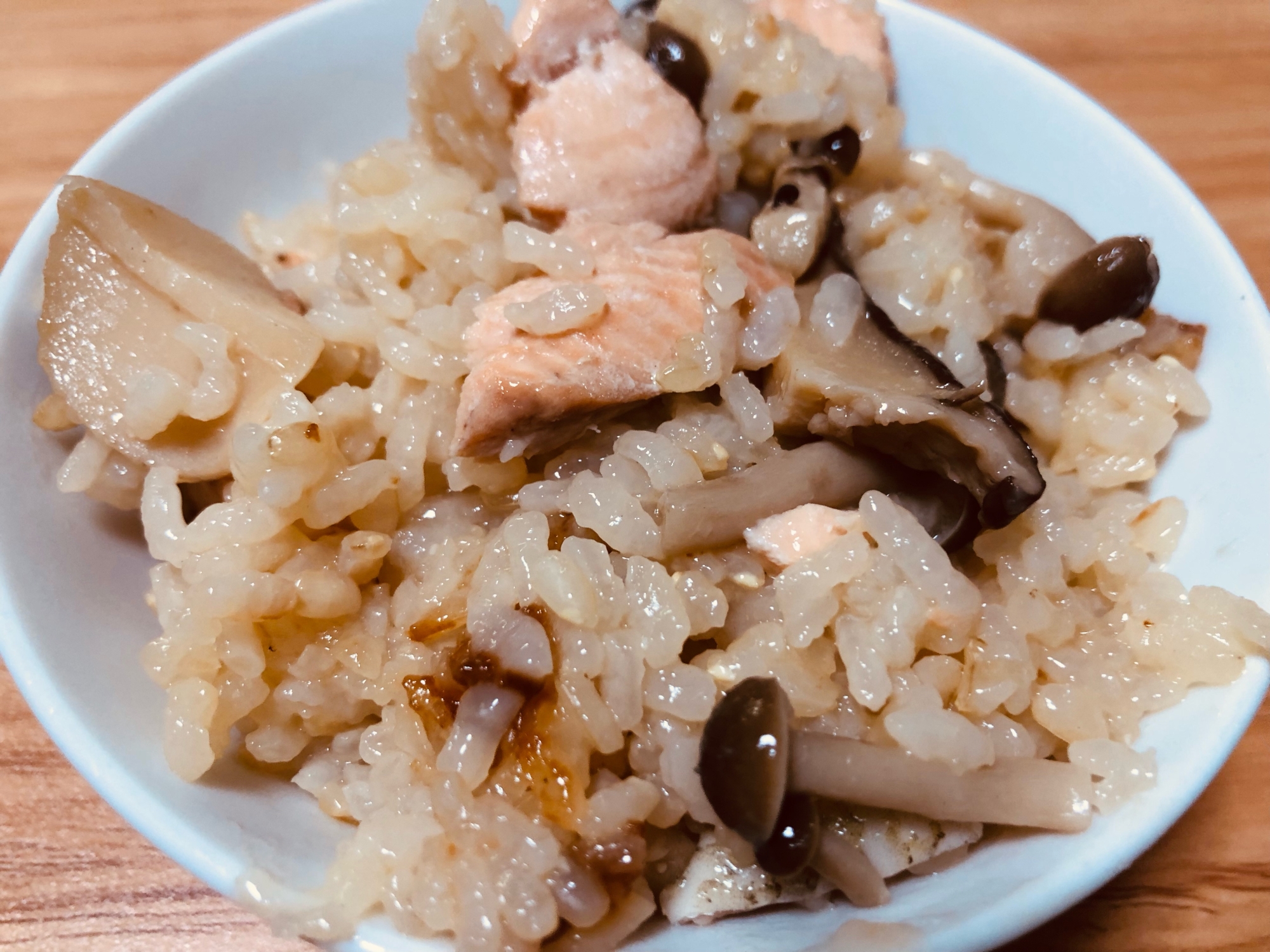 土鍋で作る鮭とキノコの炊き込みご飯