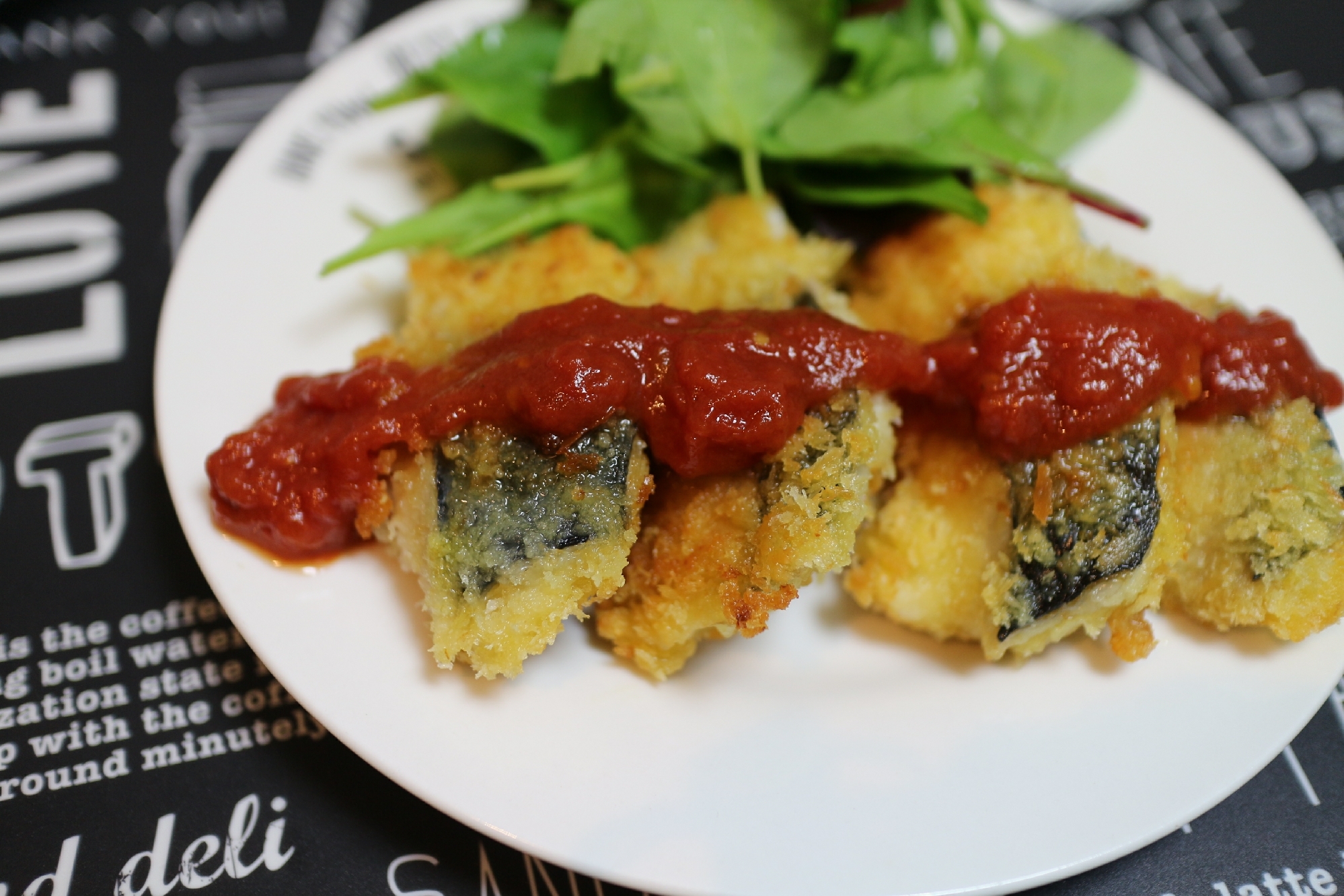 白い皿に盛られた塩さばの簡単カツレツ