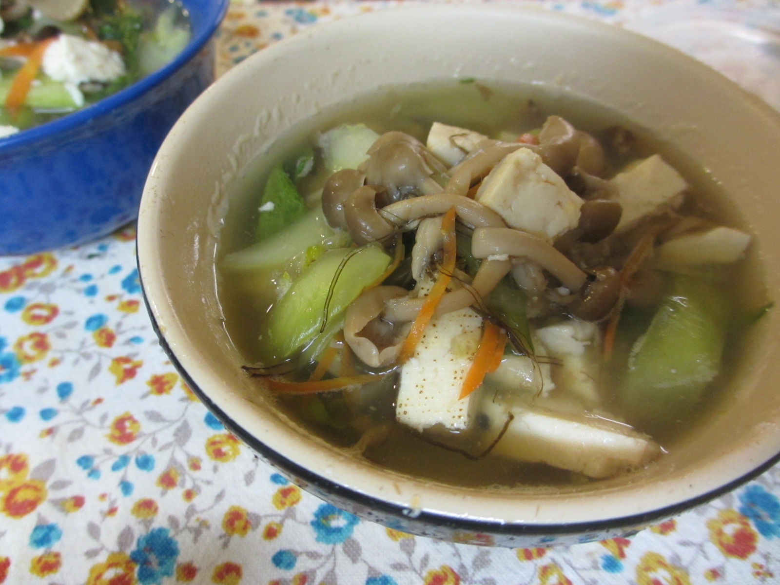 チンゲン菜と豆腐ときのこの和風スープ