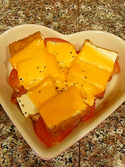 トマトと厚揚げのチーズ焼き