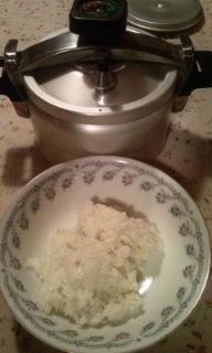 我家で10年以上愛用している圧力鍋を使って、初めてご飯を炊きました。
結構いけるものですね・・・感心しました。