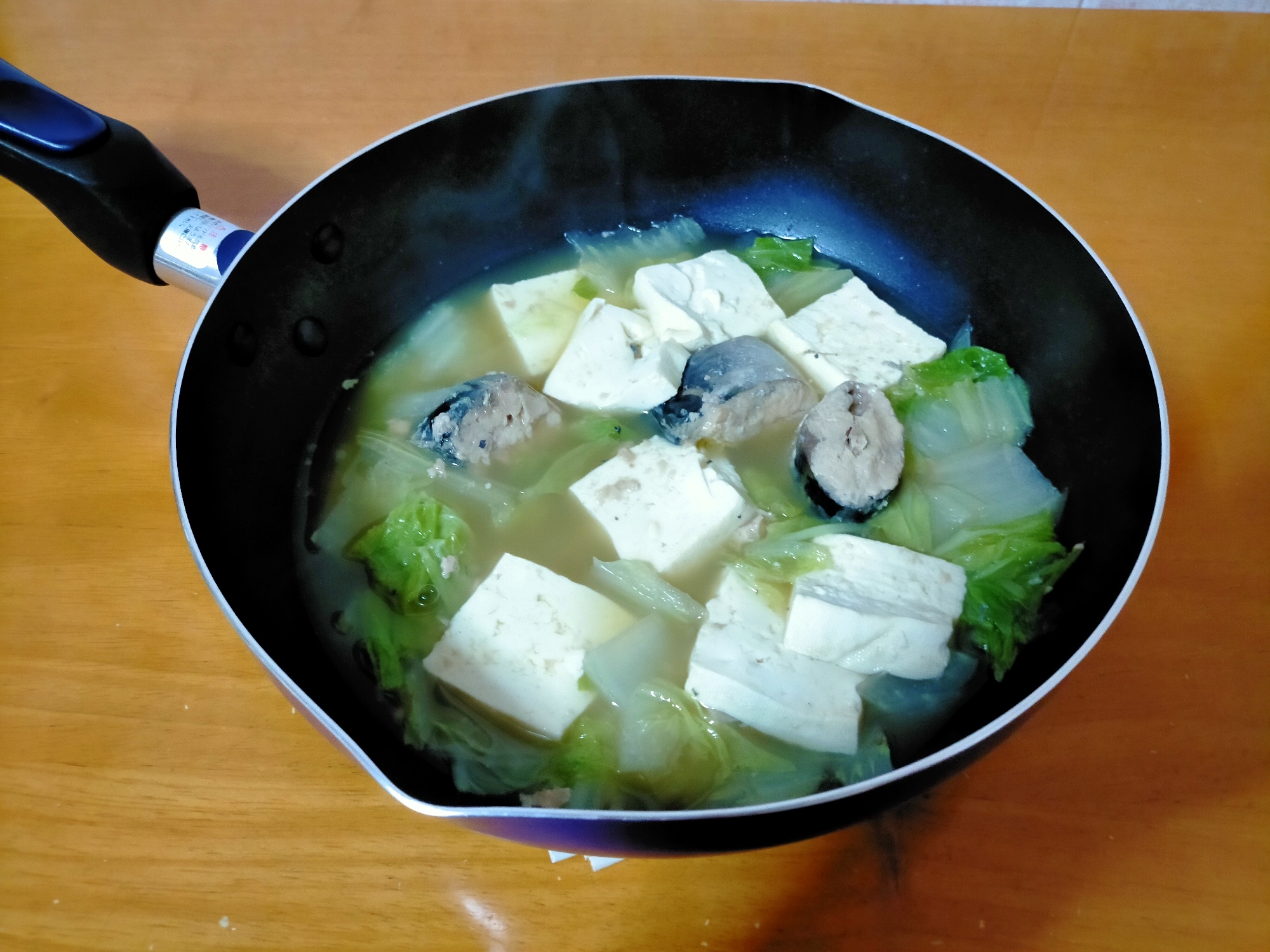 プチッと鍋の素でサバの水煮缶鍋