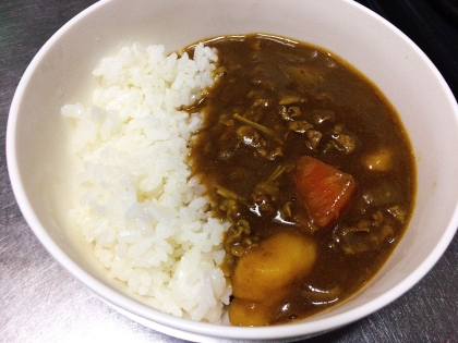 りんご入りカレー！新しくてびっくりです。
意外と合うんですね〜(^^)
美味しかったです♡♡