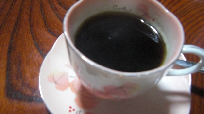 久々に黒糖はちみつ作りました～。
クーラーの効いた涼しい部屋で熱いコーヒー、美味しくいただきました。
そちらはまだ、暑くないのかな・・。