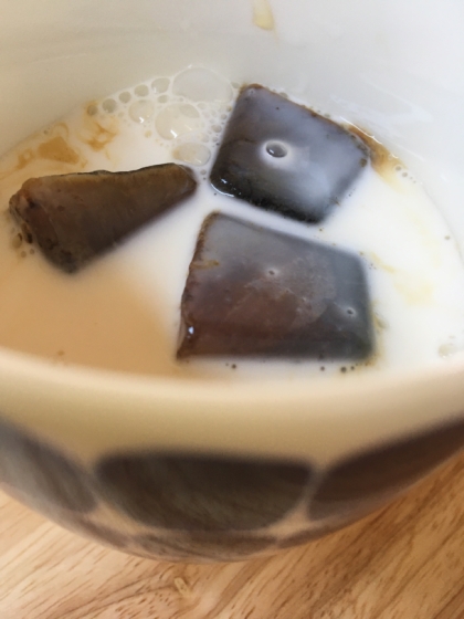 スタバで氷なしでショット追加してもらった濃いコーヒーを製氷器に流して作りました♪
楽しい♪美味しい♪いつもはコーヒーが薄まらないように作ってましたが、牛乳◎