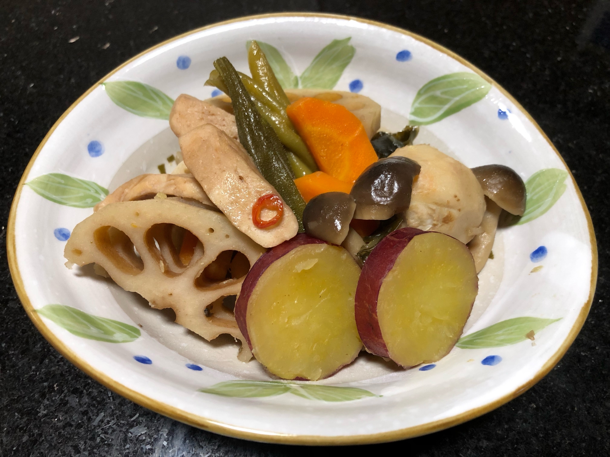 炊飯器にお任せ☆彩り煮物