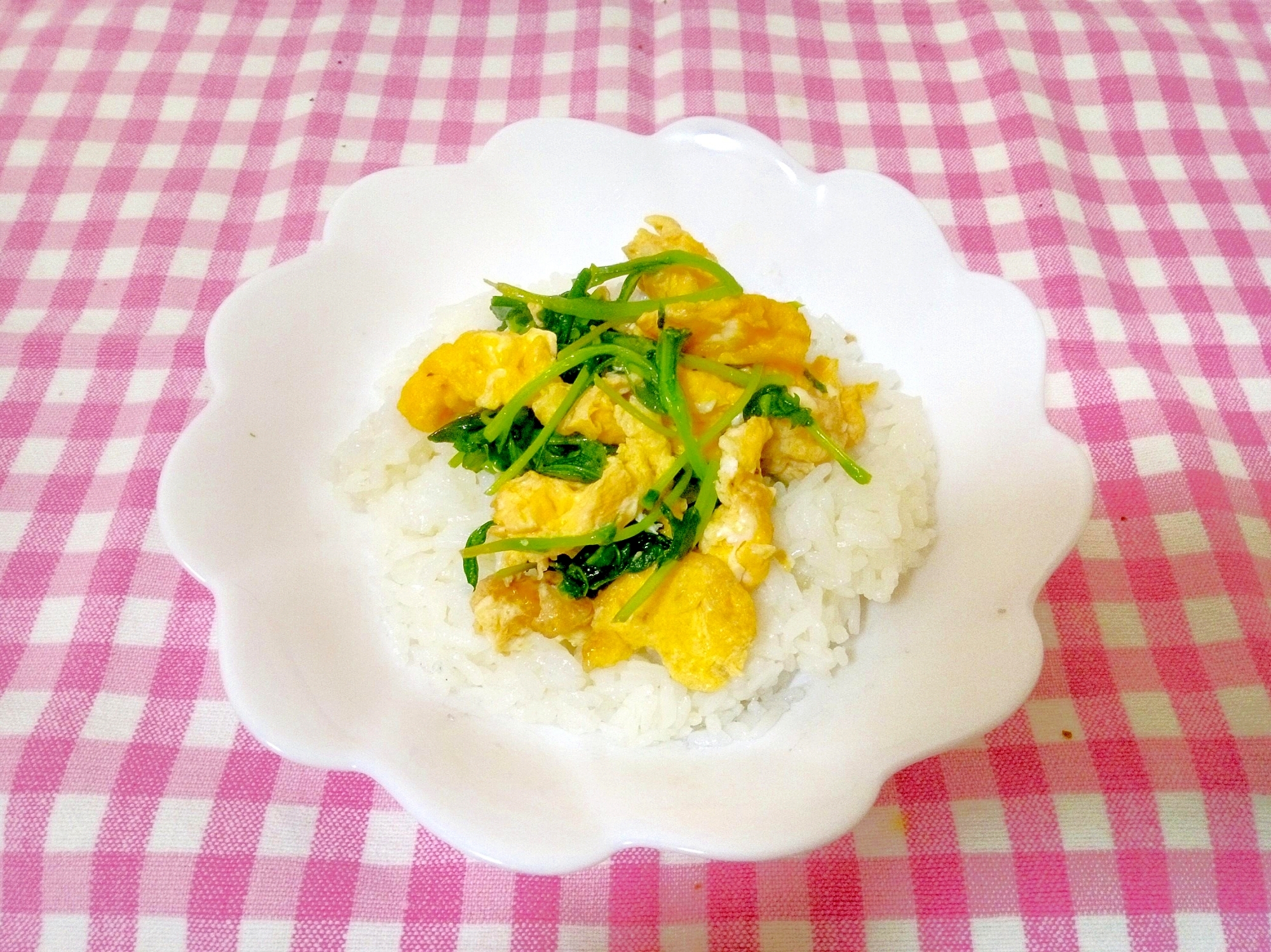 豆苗のスクランブルエッグのっけ♪じゃこ御飯