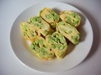 卵焼きの中に緑色が入っていて、きれいな色の卵焼き（ニコニコ）食べると、枝豆の食感も良くて、簡単に作れて、おいしかったです（ニッコリ）