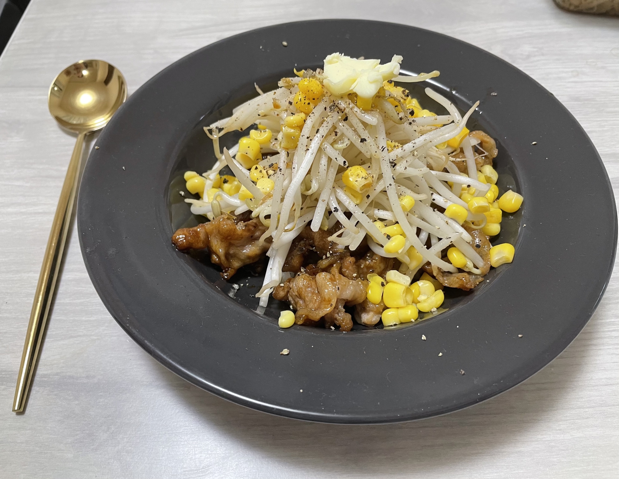 フライパン一つで☆ペッパーランチ風豚こまもやし丼