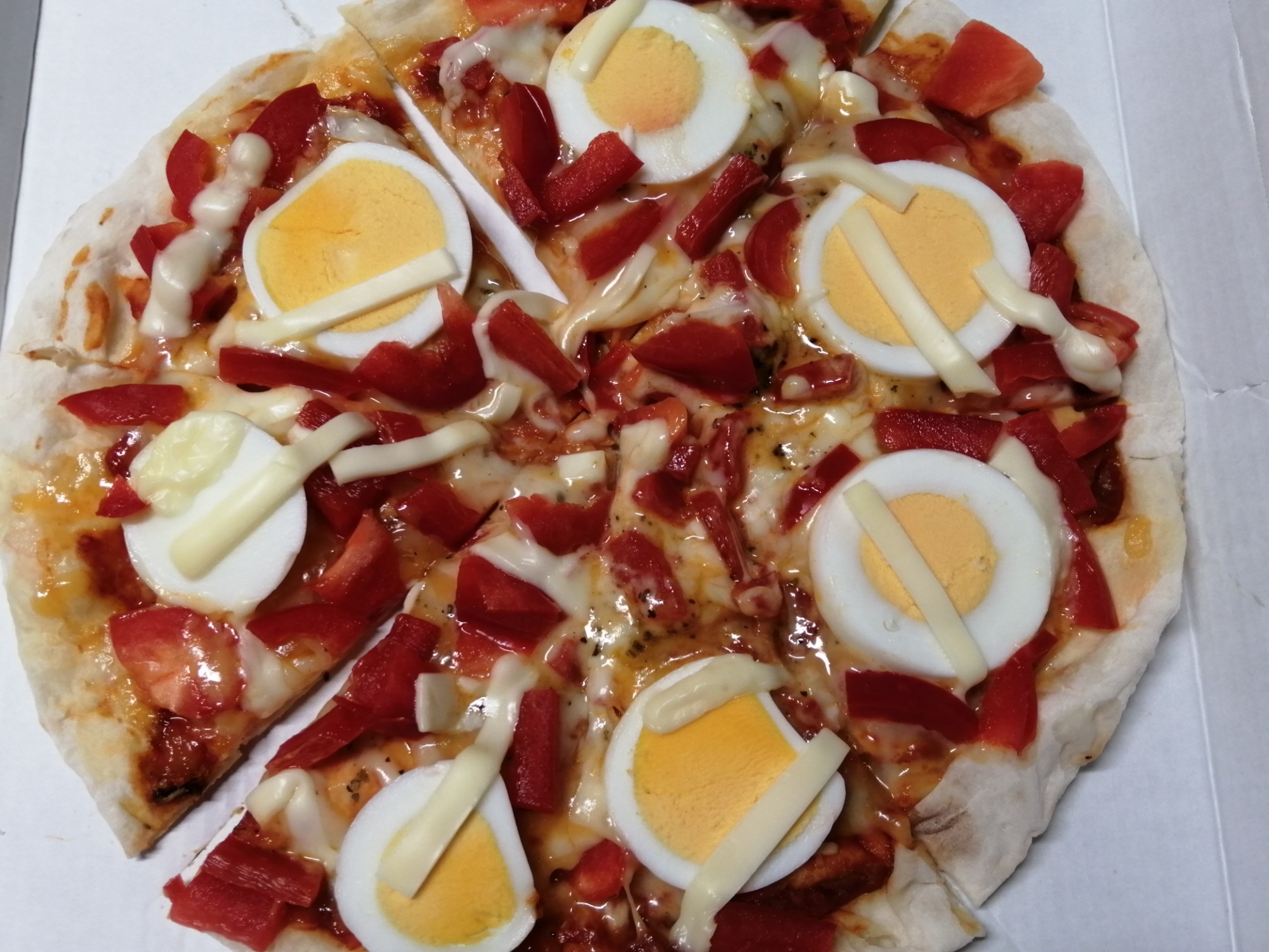 マルゲリータにゆで卵パプリカスライスチーズ乗せピザ