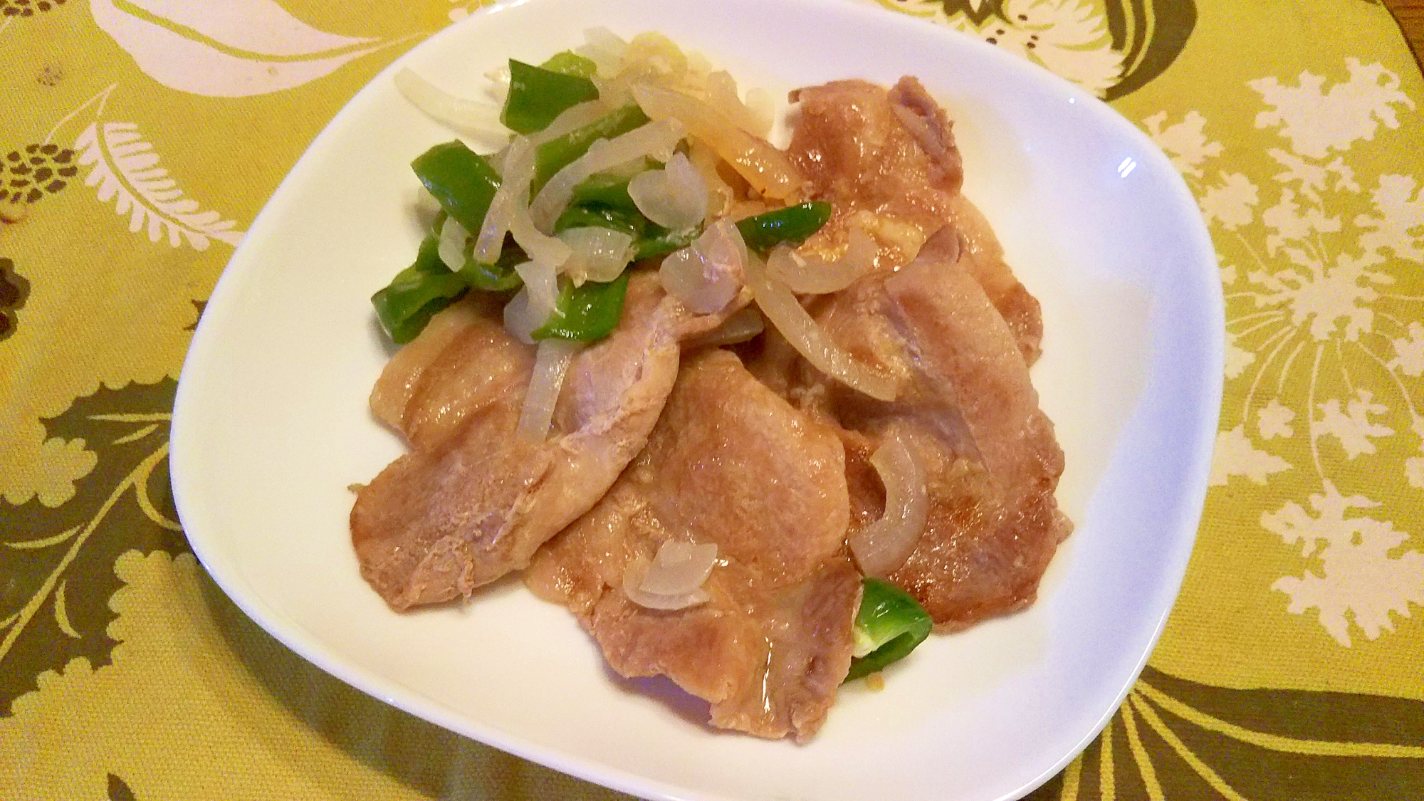 豚ロース・玉葱・ﾋﾟｰﾏﾝの塩麹・醤油炒め