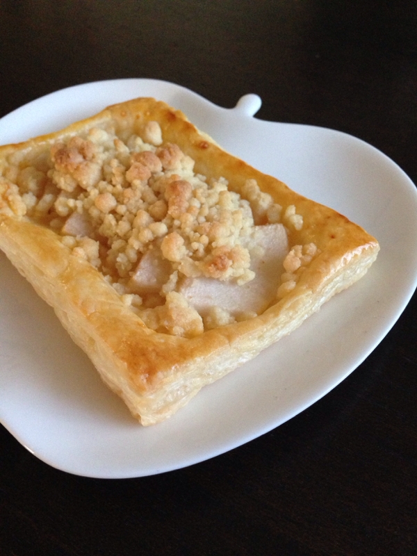 りんご型の白色の皿に盛られたラフランスのクランブルパイ