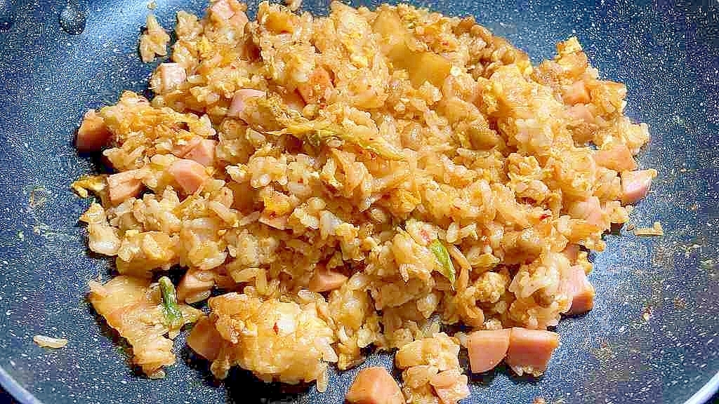 【素朴飯】魚肉ソーセージとキムチ納豆卵のチャーハン