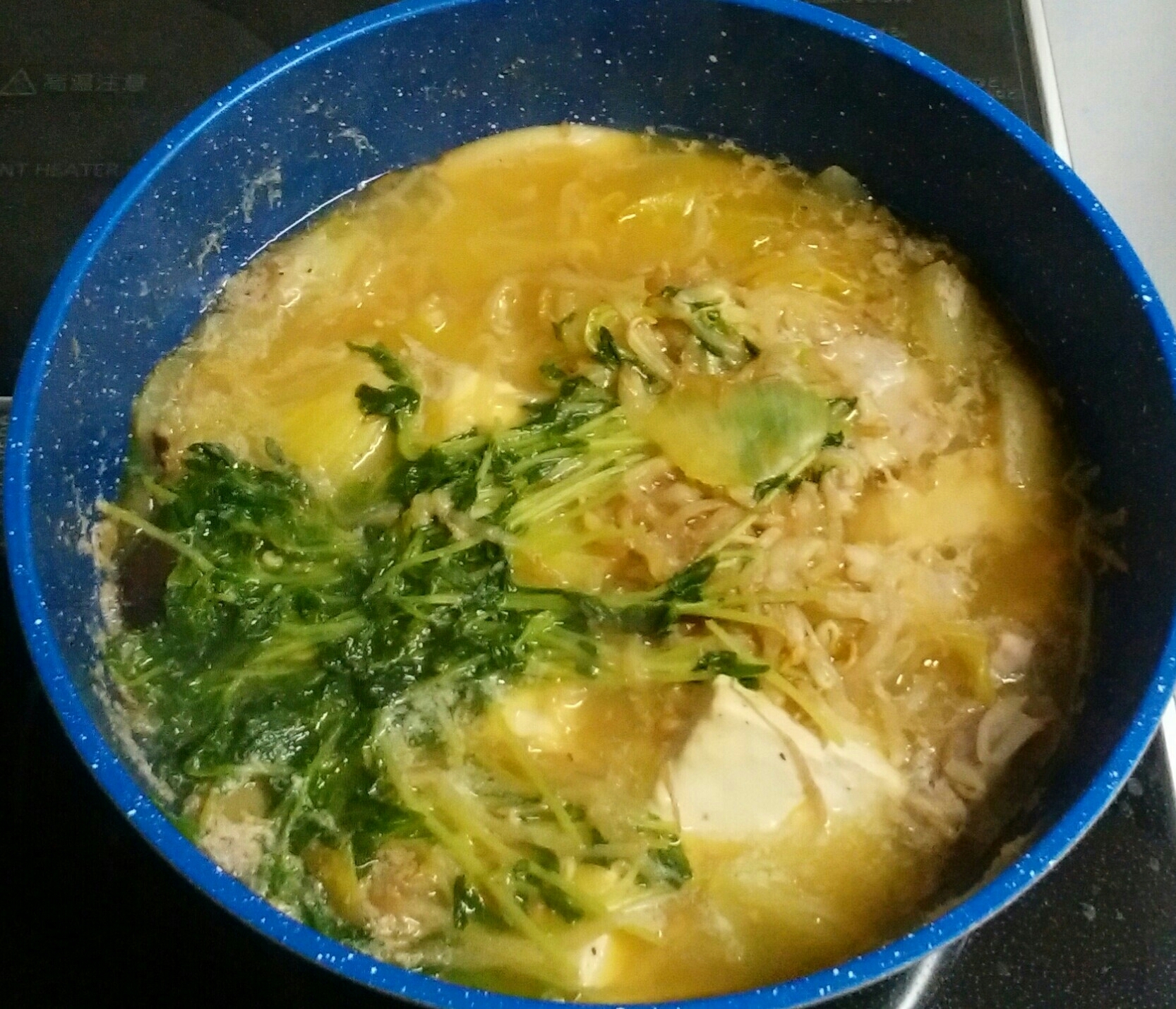 スープもおいしい♪豆苗入り鶏鍋