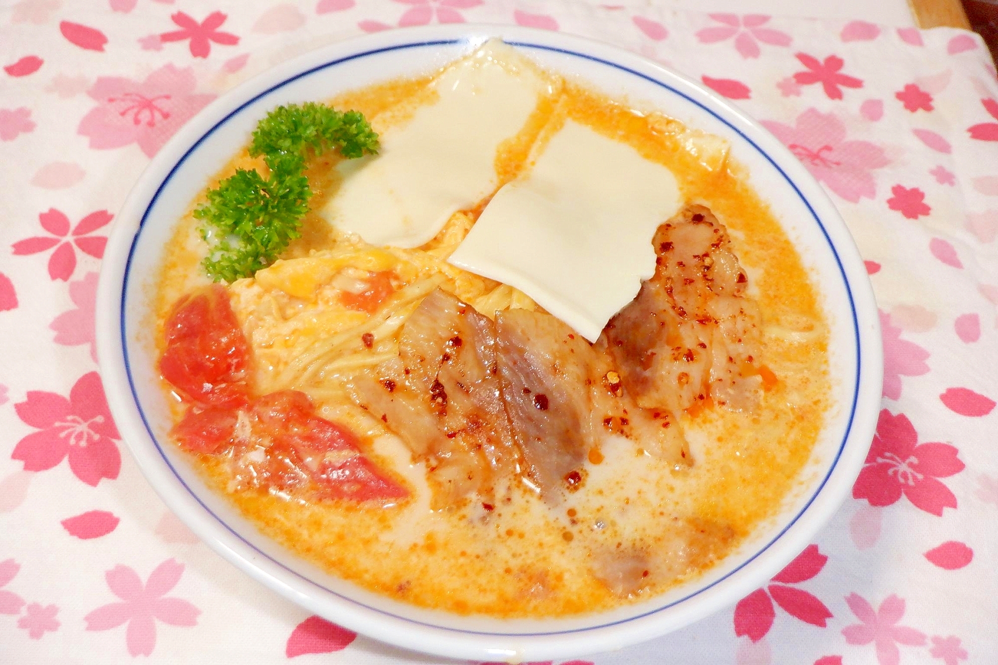 ラ王味噌を簡単アレンジ♪トマト味噌牛乳ラーメン