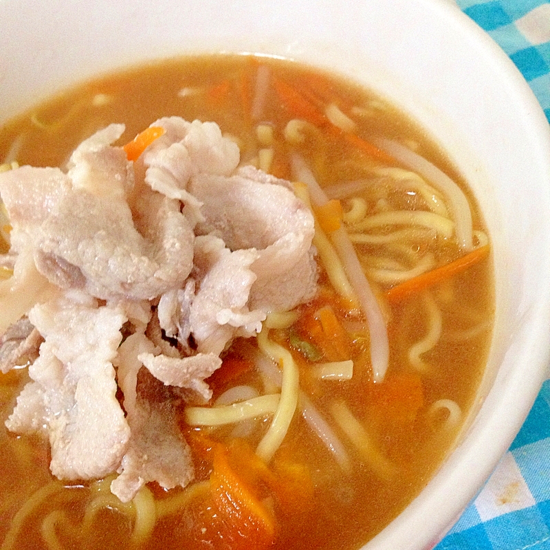 もやしと人参と豚肉の味噌ラーメン♡