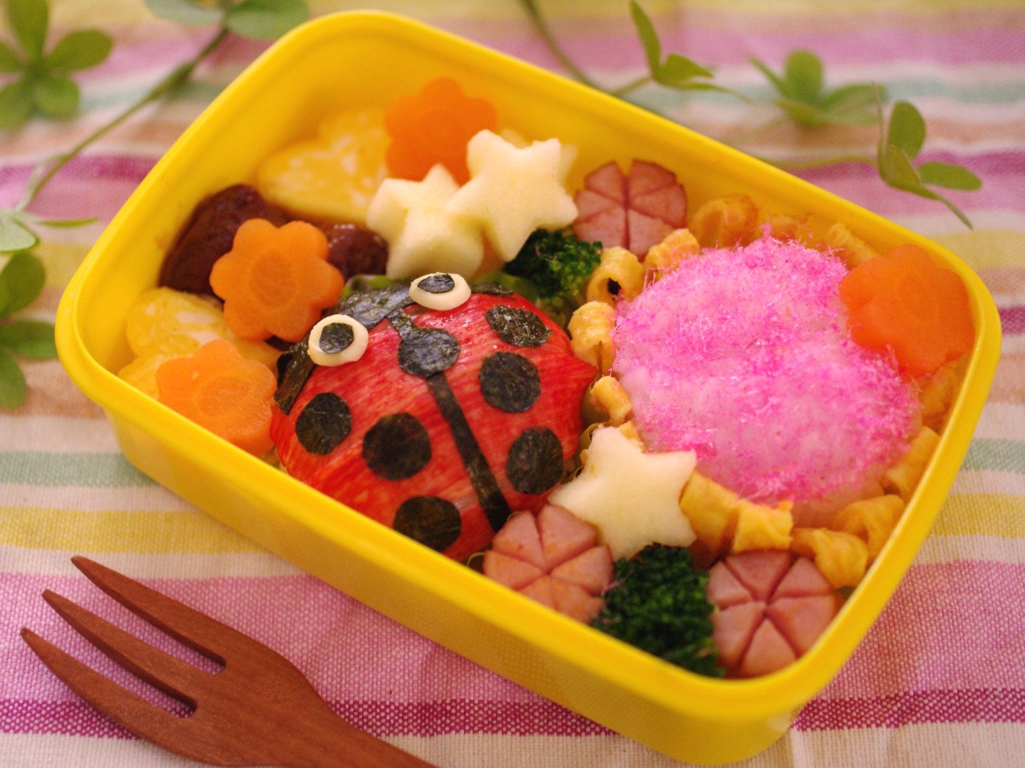 春テントウムシのおにぎりキャラ弁当