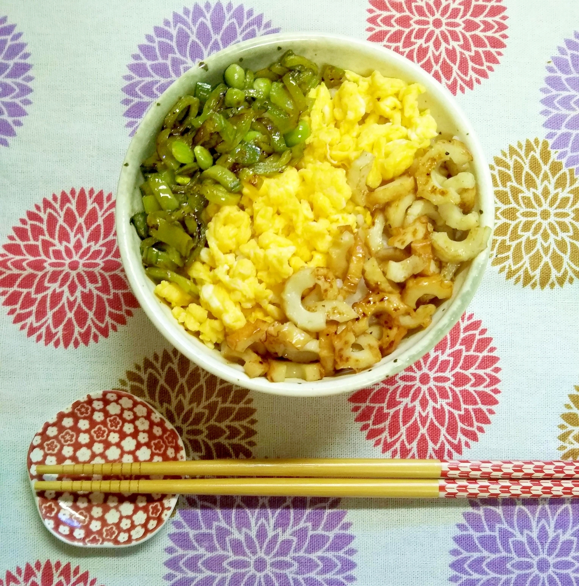 焼きちくわとスナップエンドウと卵の三色丼