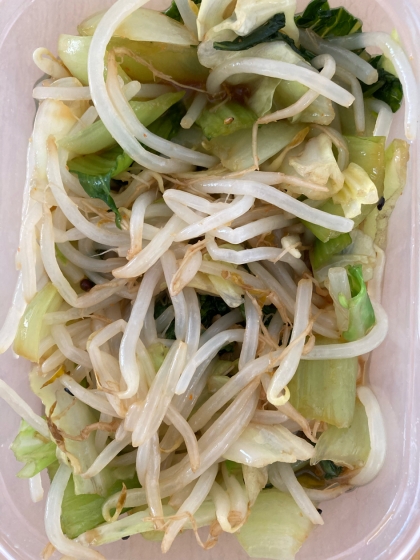 チンゲン菜プラスカット野菜でかさ増ししました！ピリ辛タレが美味しいです！