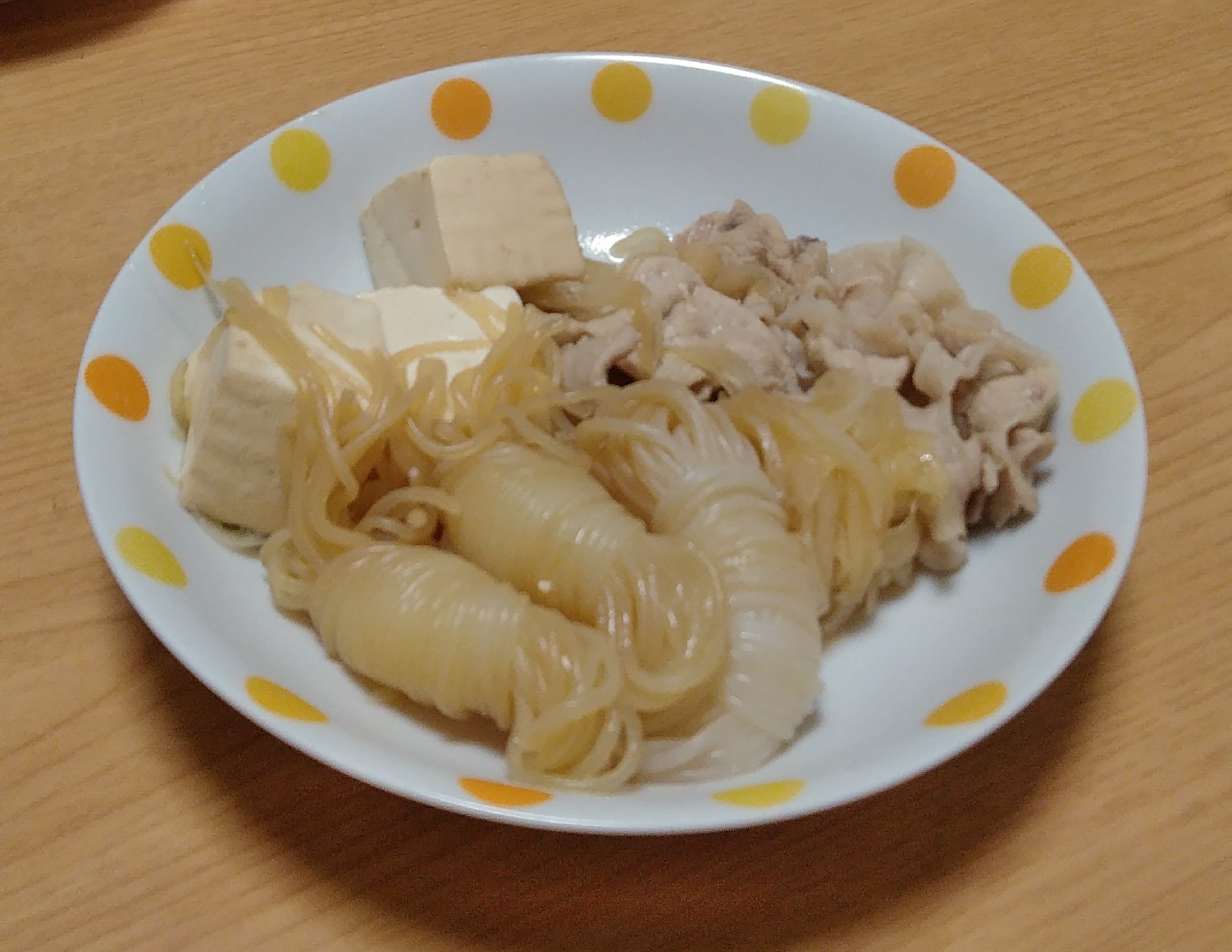 豚しゃぶ肉と糸こんにゃくと豆腐と玉ねぎの煮物