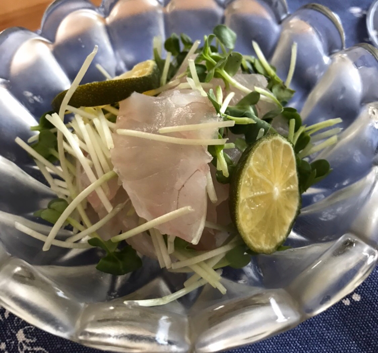 透明な皿に盛られたキジハタアコウとかいわれ大根のサラダ