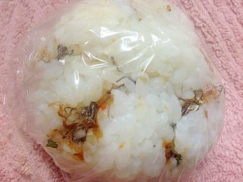 昆布とオカカと佃煮と辛子高菜のおにぎり