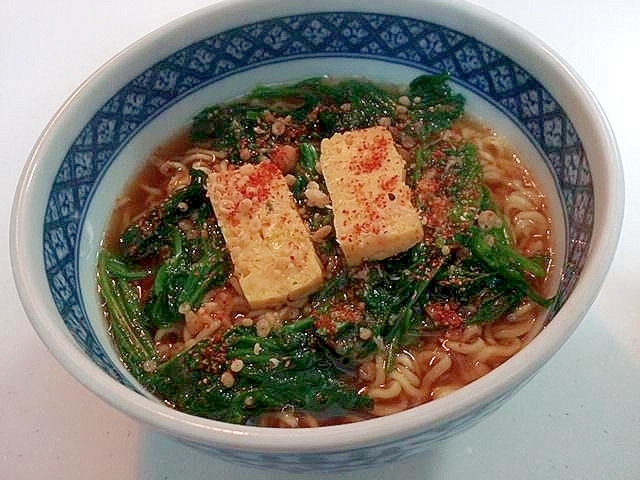 ほうれん草と卵焼きと天かすの醬油ラーメン