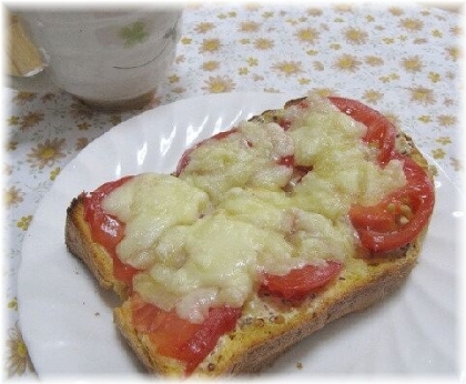 とろ～りチーズとトマトの酸味とマスタードマヨ、このコンビはやっぱり美味しいですよね☆”簡単に出来て美味しい食パンピザ、ごちそ～様でした＾＾*