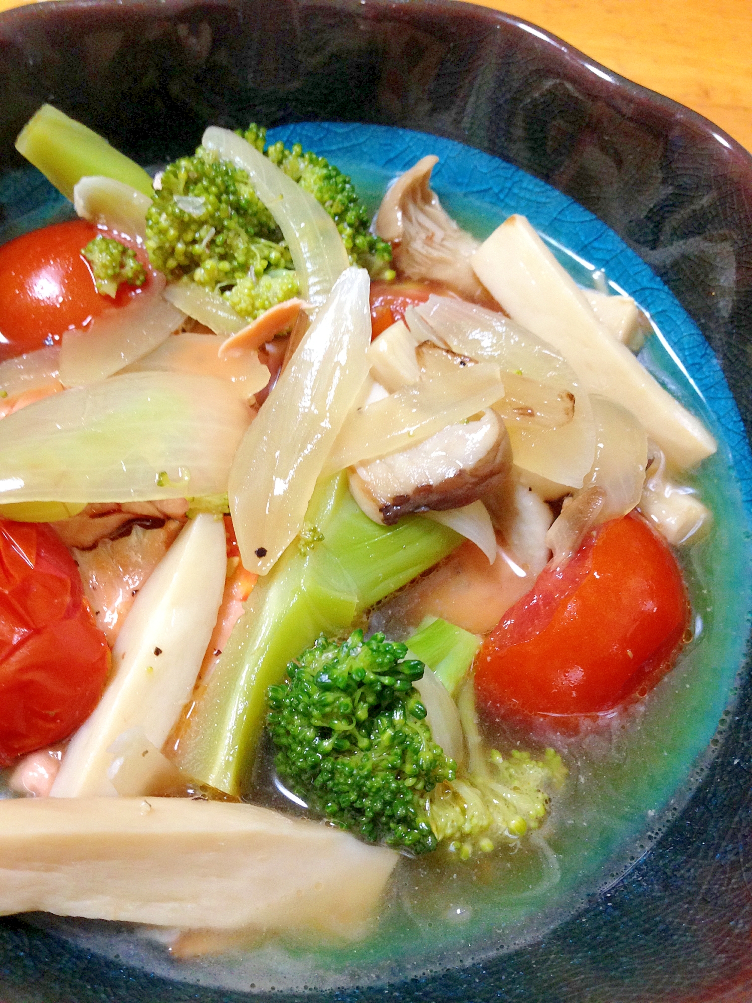 お腹にやさしくヘルシー(´∀｀)鮭と野菜のスープ