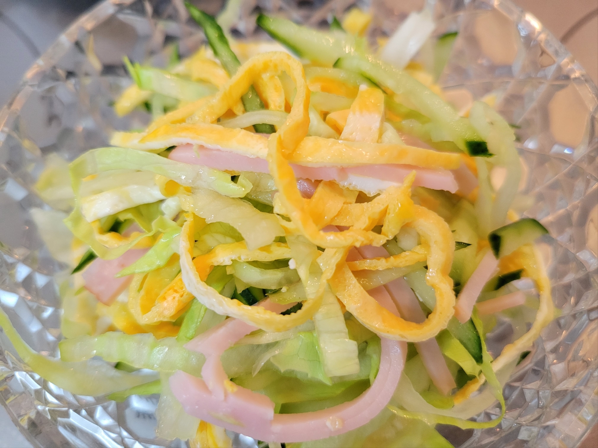 錦糸卵乗せハム野菜サラダ♪