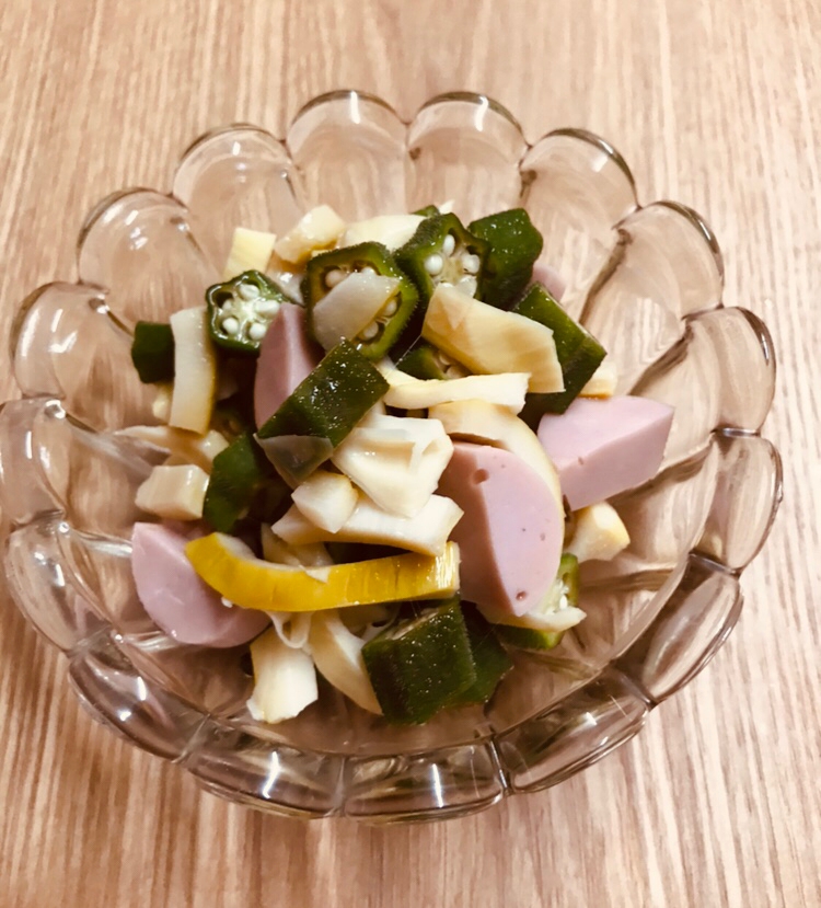 透明な皿に盛られた淡竹と魚肉ソーセージとオクラの和え物