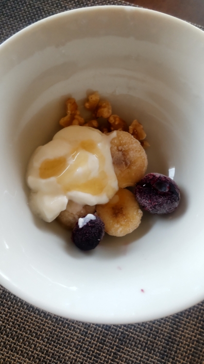 ヨーグルトをかける♪フルーツ&グラノーラ