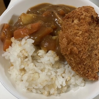 ポテトコロッケとチキンカレー