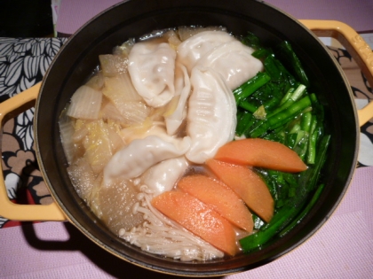 こんにちわ♪水餃子用の餃子で作りました☆
疲れていて手抜きしたい時に、市販の餃子は便利ですね (^_^)
しかも誰も手抜きとは思わない！美味しかった☆ゴチ様ね♥