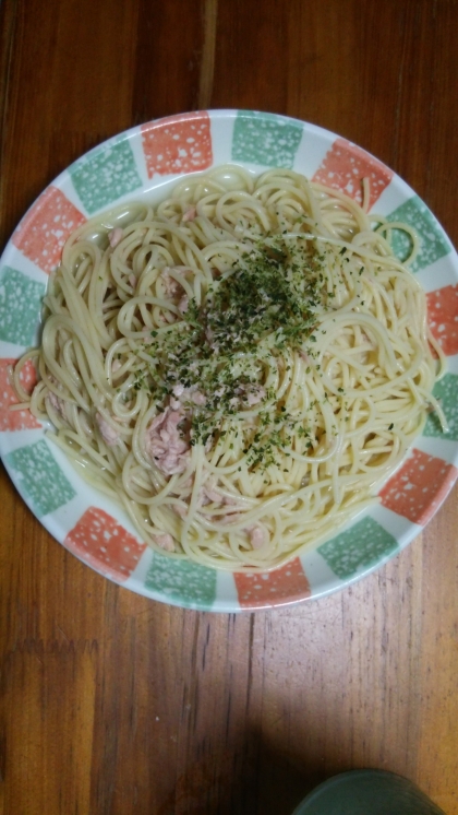 混ぜるだけなんて、とっても簡単！それで美味しくて嬉しいパスタですね。一人のランチにぴったりです。