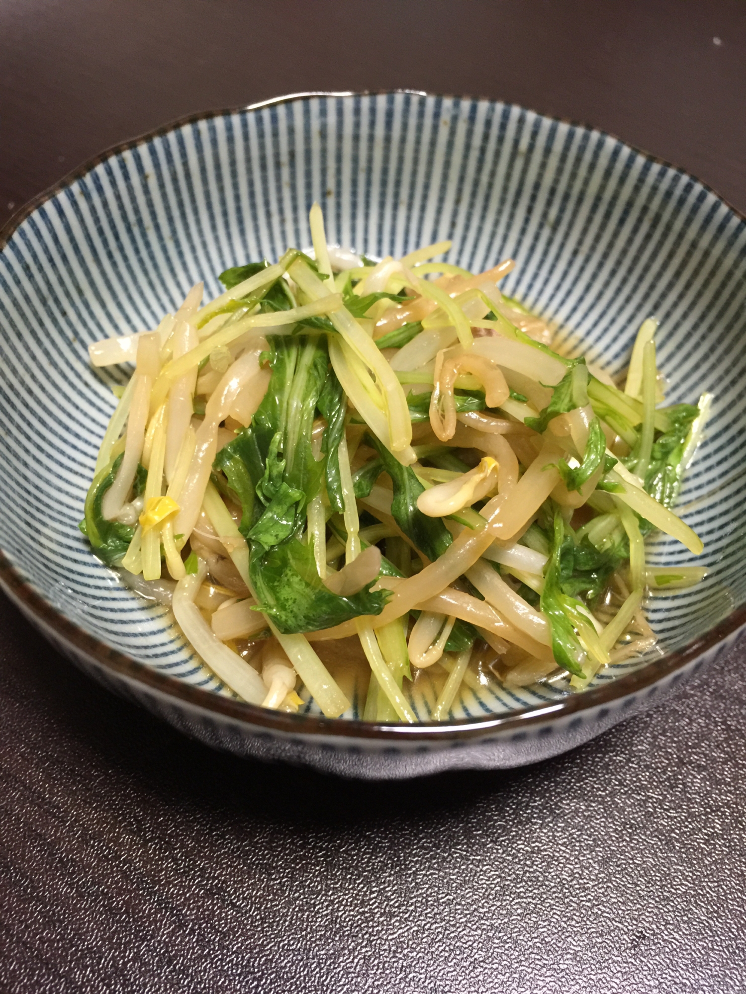 おかずもう一品に☆ もやしと水菜のピリ辛ナムル