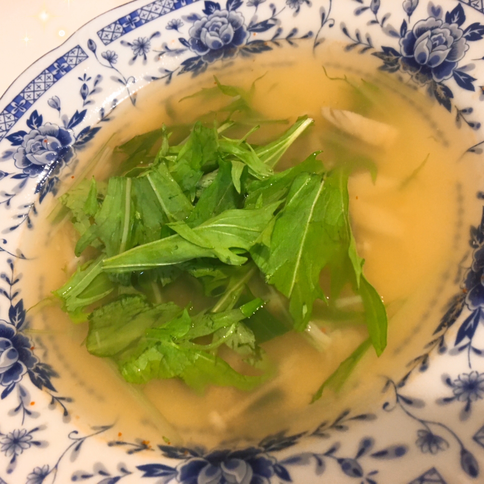 鶏ガラの素で簡単中華風！優しい水菜とキノコのスープ