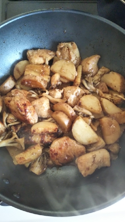 キノコを舞茸にして鶏肉を足して作ってみました。
作っている時からいい匂いで美味しかったです。