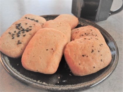 バターとチーズの風味豊かな甘さ控えめでハードさがとてもいいです。黒コショウ味は大人味で気に入りました。プレーンと胡麻も作って美味しく楽しめました