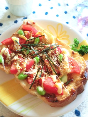 桜エビとトマトともろみ味噌のラー油トースト