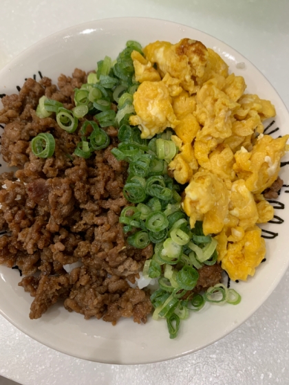 フライパンで✧三色丼（鶏・卵・ほうれん草）