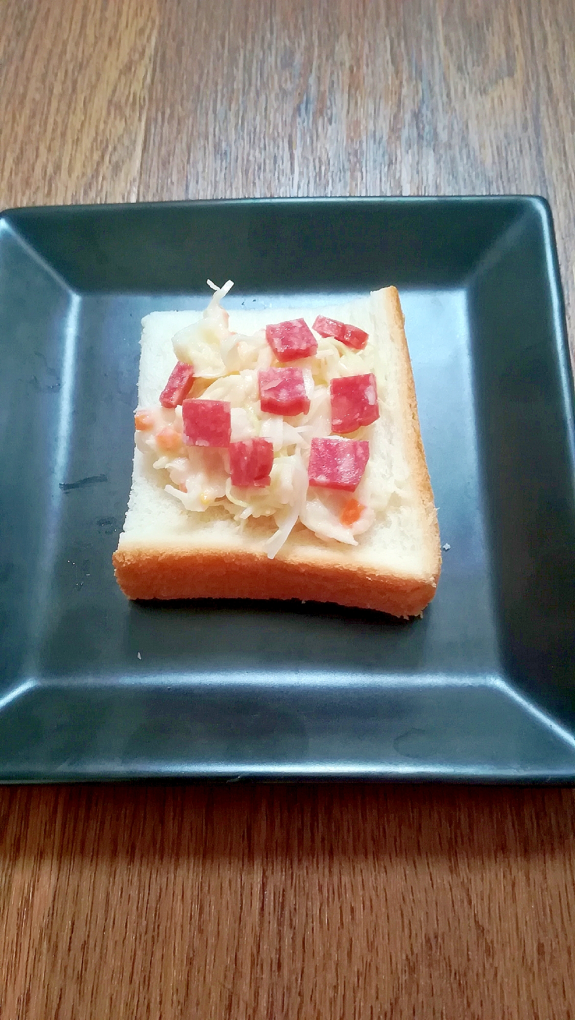 キャベツとにんじんとポテトとサラミのマヨネーズパン