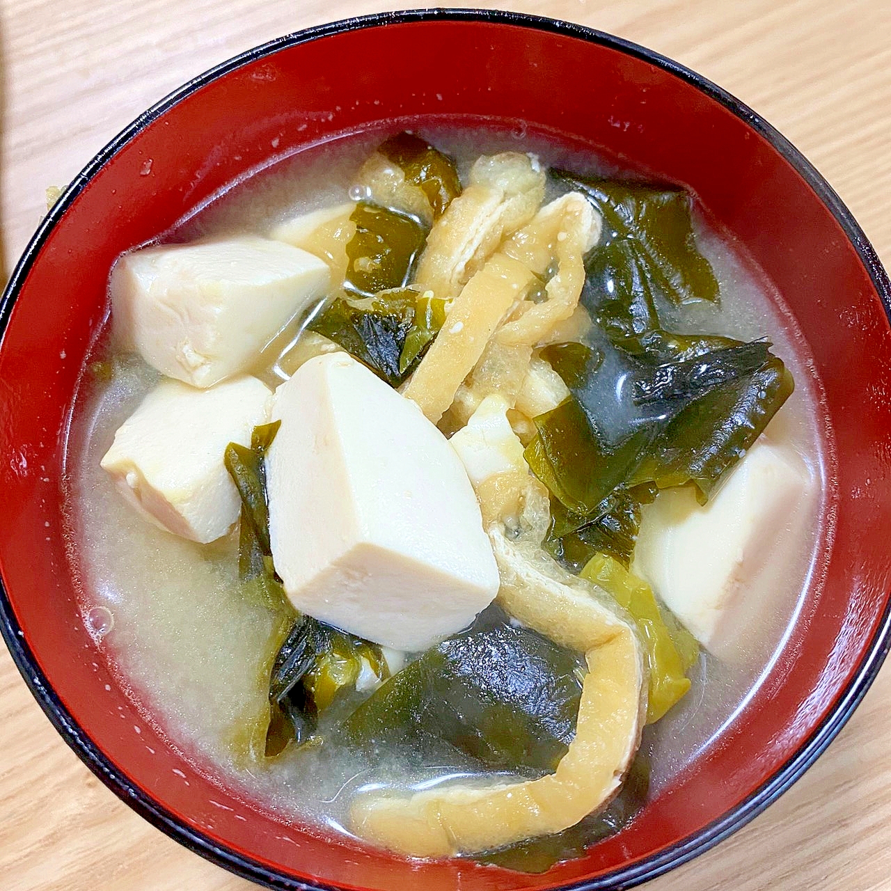 豆腐・わかめ・油揚げの味噌汁