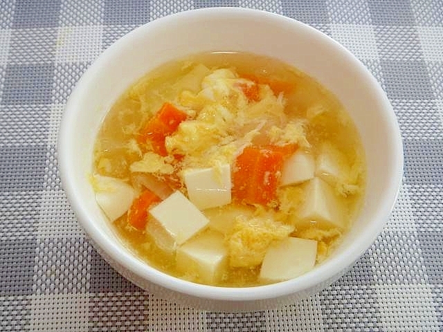 豆腐と人参玉ねぎ卵のコンソメスープ