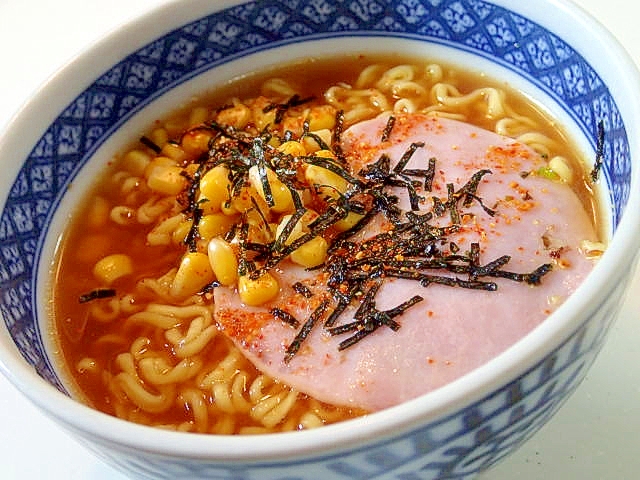 ハムとコーンと刻み海苔の味噌ラーメン