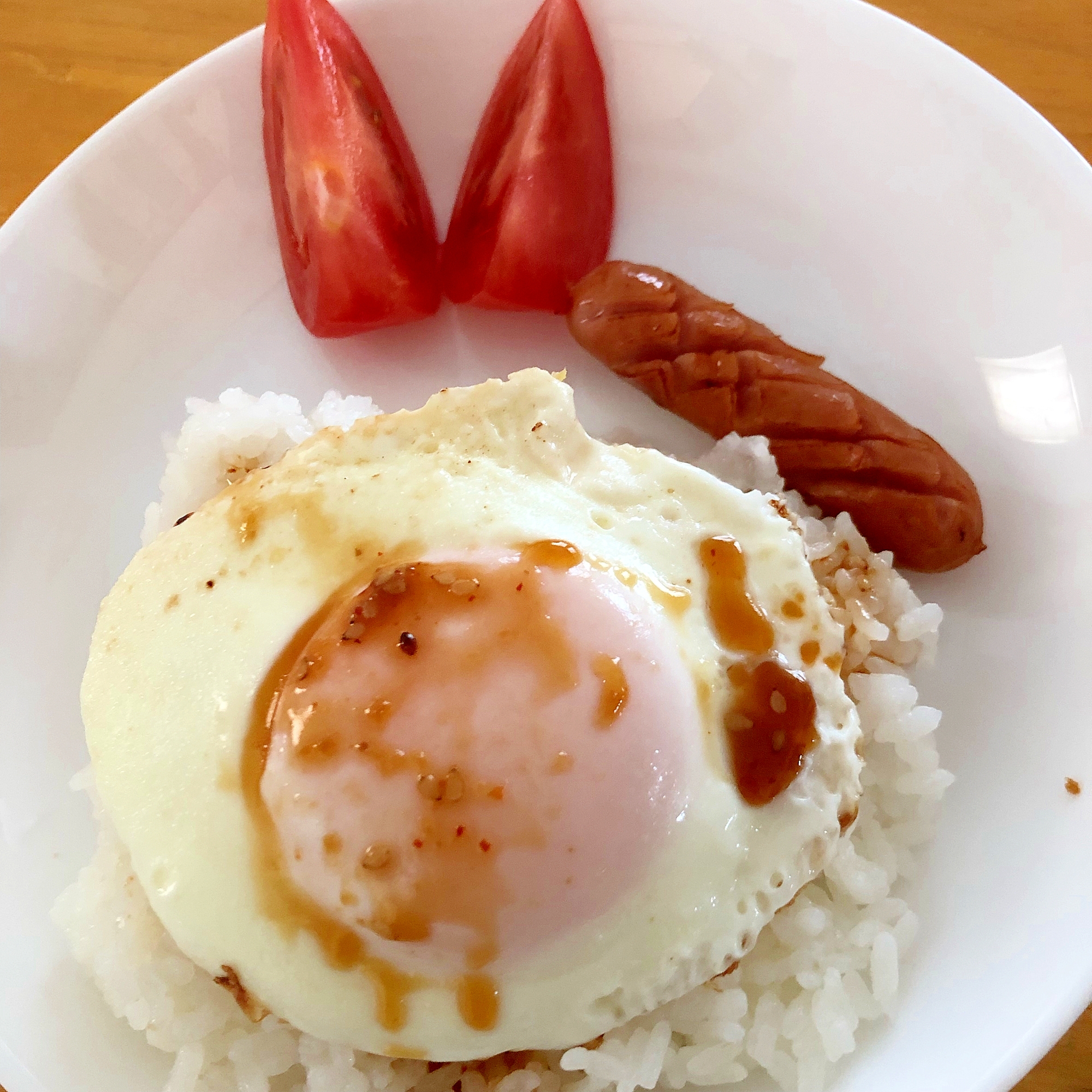 目玉焼きとウインナーのプレート