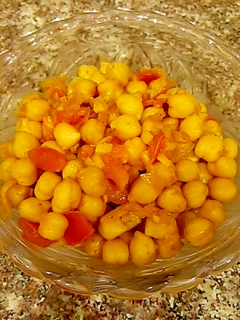 ひよこ豆とトマトのスパイシーサラダ