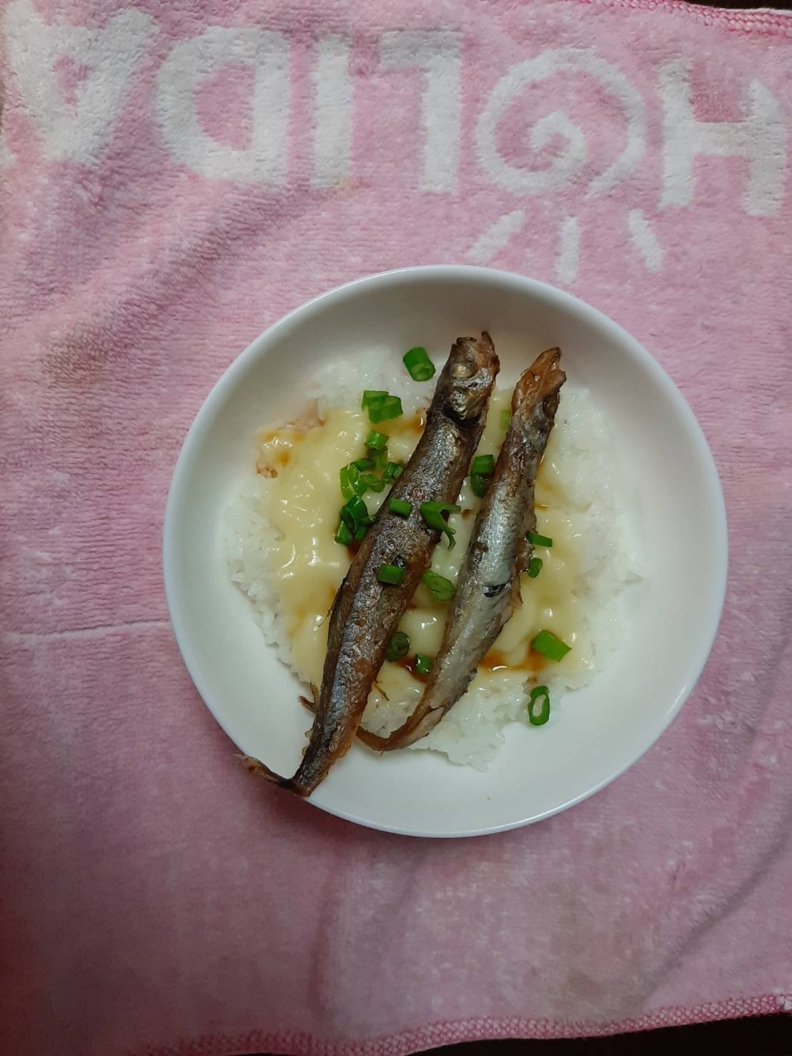 チーズをのせた焼きししゃも丼