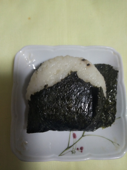 梅干しとゴマのおにぎり